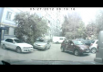 Две девушки на Renault Sandero пытаются выехать с парковки